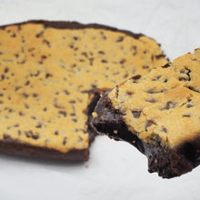 Cargar imagen en el visor de la galería, Brownie casero de chocolate con capa de masa de cookies 
