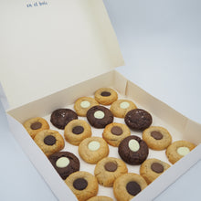 Cargar imagen en el visor de la galería, Caja mini cookies de chocolate, chocolate blanco, chocolate con leche, chocolate negro
