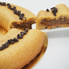 Cargar imagen en el visor de la galería, Roscón de cookie relleno de dulce de leche con pepitas de chocolate
