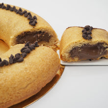 Cargar imagen en el visor de la galería, Roscón de cookie relleno de Nutella con pepitas de chocolate
