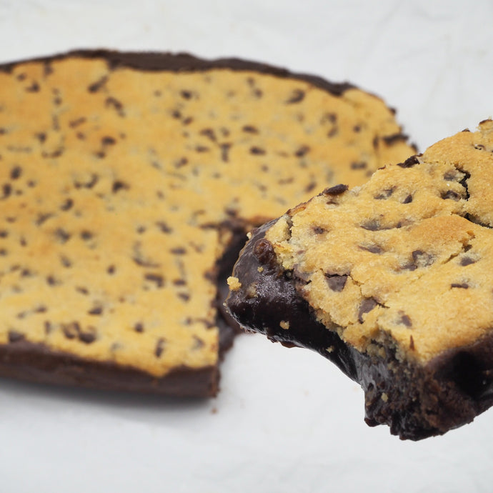 Brownie casero de chocolate con capa de masa de cookies 